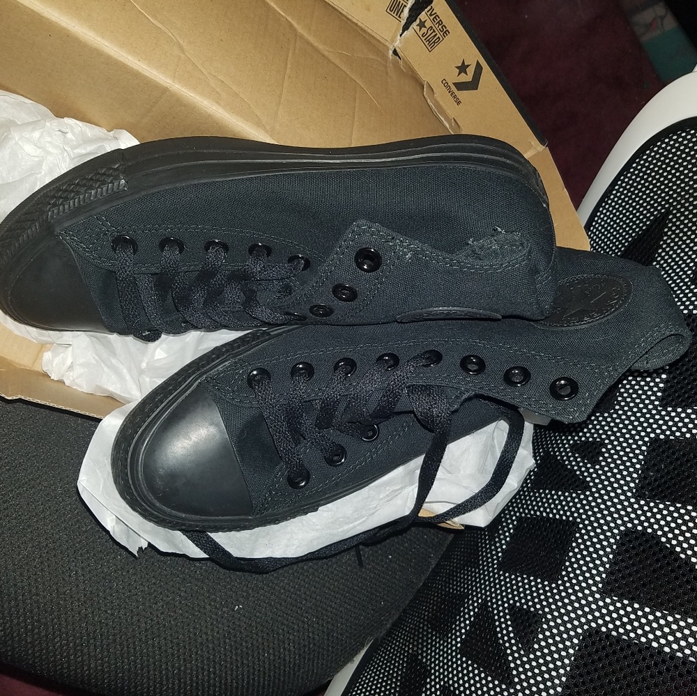 Black Converse Hightops, sz 9 womens, sz 7 mens